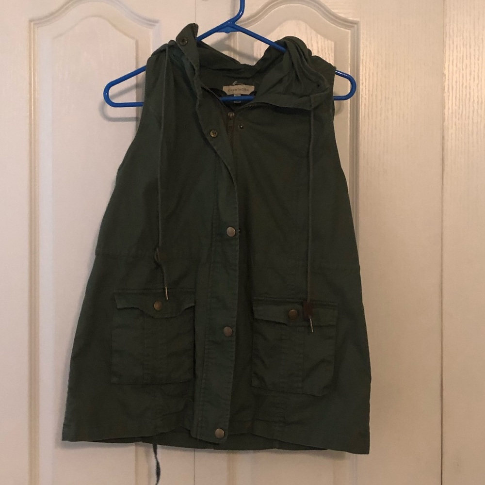 Last call! 🎉 Women’s army green vest